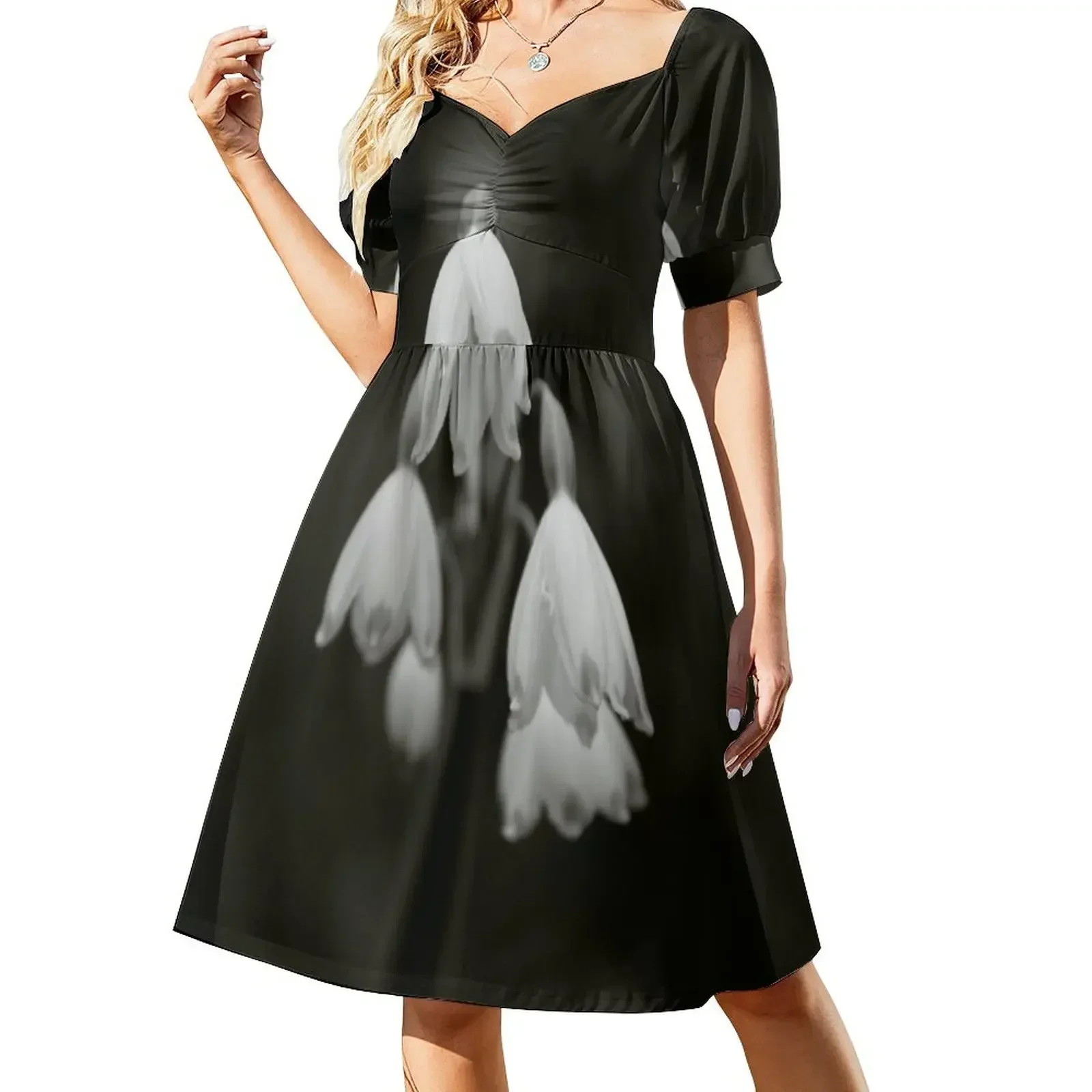 Snow Drops in Monochrome Short-Sleeved Dress long sleeve dress Dress for pregnant women
Snow Drops in Monochrome Short-Sleeved Dress long sleeve dress Dress for pregnant women