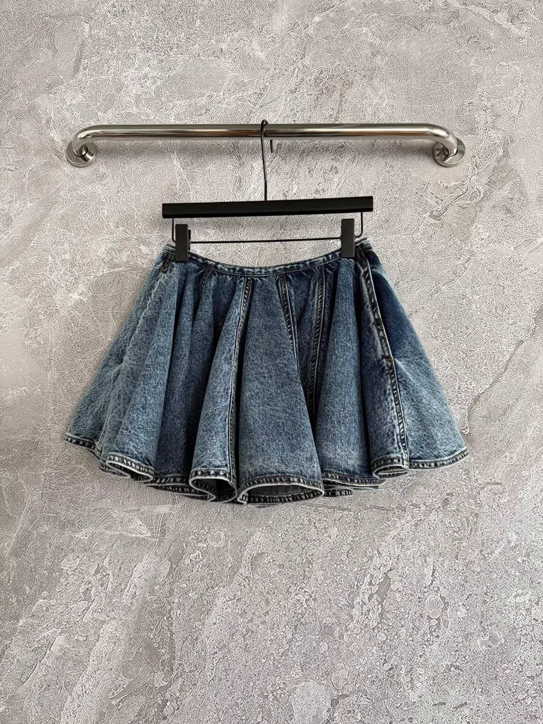 Women Mini Denim Skirt High Waist Big Swing Pleated Casual Female Jupe
Women Mini Denim Skirt High Waist Big Swing Pleated Casual Female Jupe