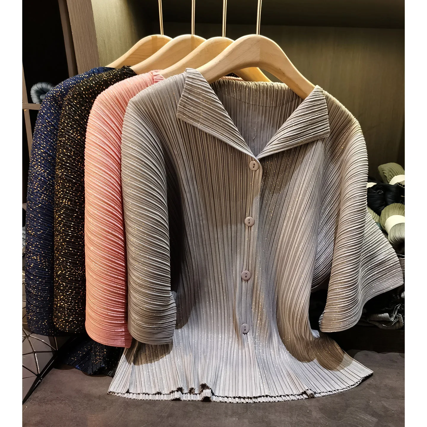 Miyake Folds 2026 Spring New Fashion Gradient Color Matching Single-breasted Top + Elastic Waist Straight Pants Set Female Pleat
Miyake Folds 2026 Spring New Fashion Gradient Color Matching Single-breasted Top + Elastic Waist Straight Pants Set Female Pleat