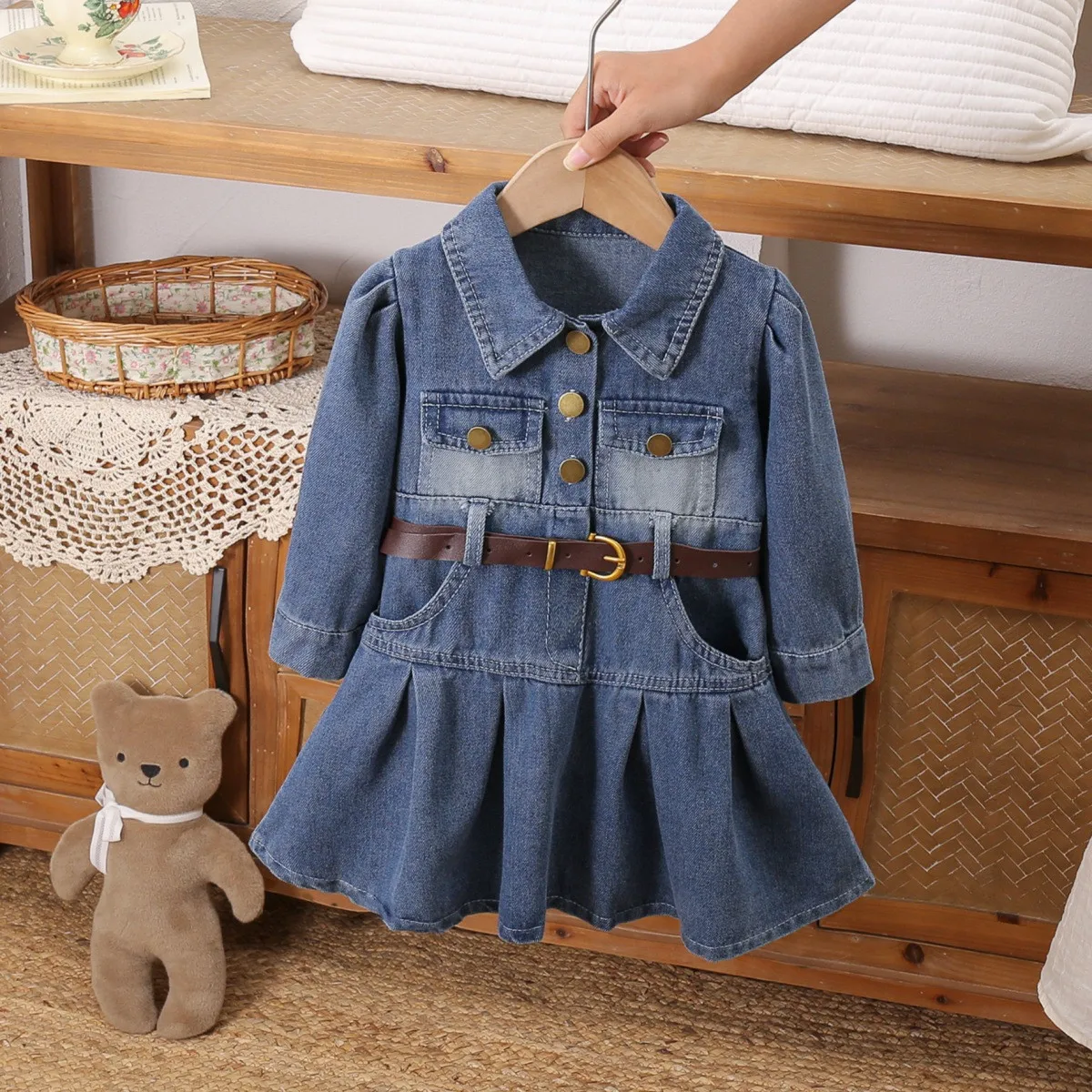 Spring and Autumn Girls' Fashion Denim Dress New Children's Collar Waist Long Sleeve Denim Skirt
Spring and Autumn Girls' Fashion Denim Dress New Children's Collar Waist Long Sleeve Denim Skirt