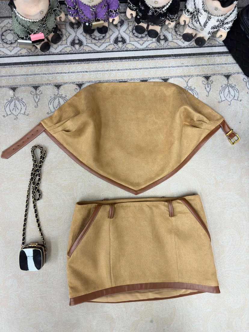 Spring and Summer New Collection: Front-Placed Letter Embroidery Blouse with Backless Design + High-Waisted Short Skirt Set
Spring and Summer New Collection: Front-Placed Letter Embroidery Blouse with Backless Design + High-Waisted Short Skirt Set