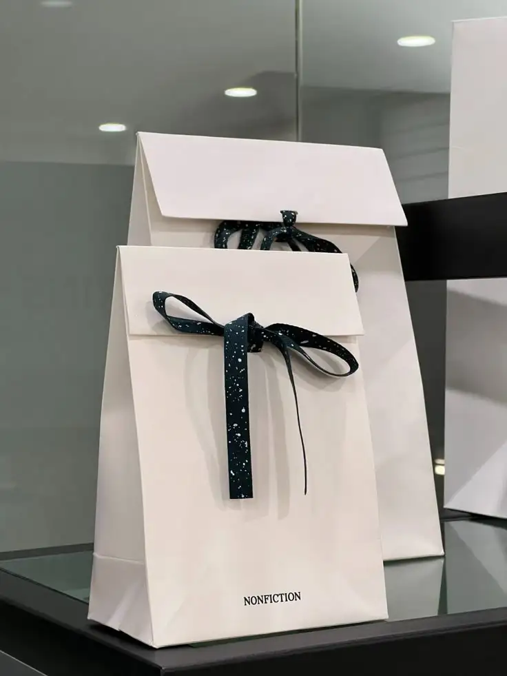 Custom Business Gift bags 26X33X11cm A Circle Logo Tags with Ribbon Design Die-cut Handle Paper Packaging Shopping Bags business
Custom Business Gift bags 26X33X11cm A Circle Logo Tags with Ribbon Design Die-cut Handle Paper Packaging Shopping Bags business