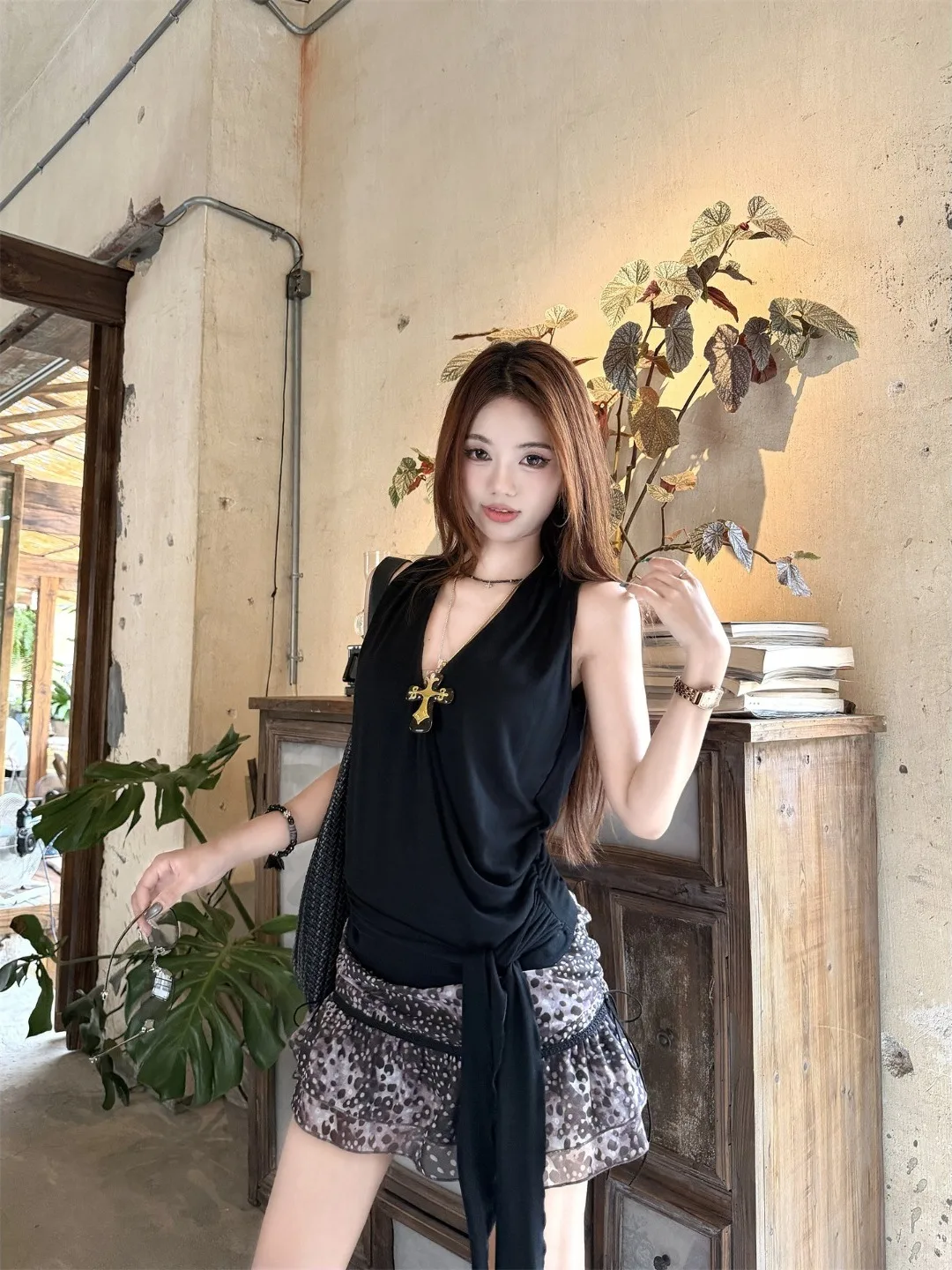 Korean Style Vintage Neck Hanging Belted Sleeveless Top And Half Skirt Two Piece Set Fashionable Summer Outfit for Women
Korean Style Vintage Neck Hanging Belted Sleeveless Top And Half Skirt Two Piece Set Fashionable Summer Outfit for Women