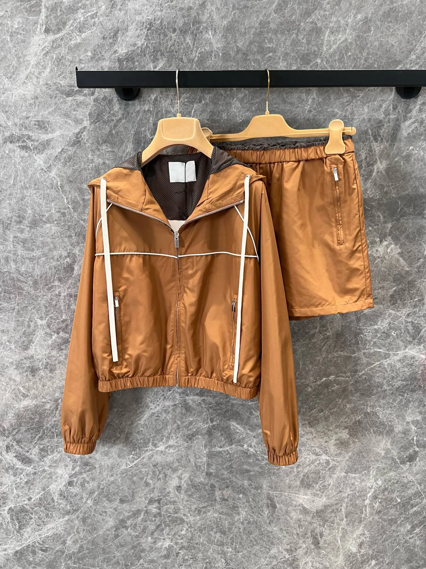 25 Spring/Summer New Brown Nylon Series Micro Label Hooded Short Jacket+High Waist Shorts High End Women's College Style
25 Spring/Summer New Brown Nylon Series Micro Label Hooded Short Jacket+High Waist Shorts High End Women's College Style