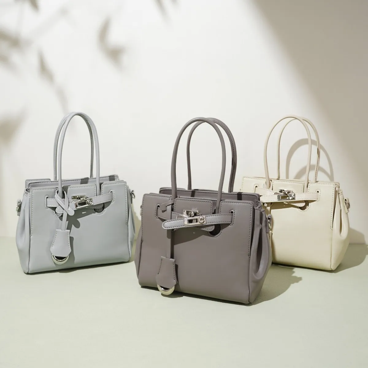 2025 New Handbag First Layer Cowhide Bag Woman Niche Luxury Design Large Capacity Leather Shoulder Messenger Handbag Female Bags
2025 New Handbag First Layer Cowhide Bag Woman Niche Luxury Design Large Capacity Leather Shoulder Messenger Handbag Female Bags