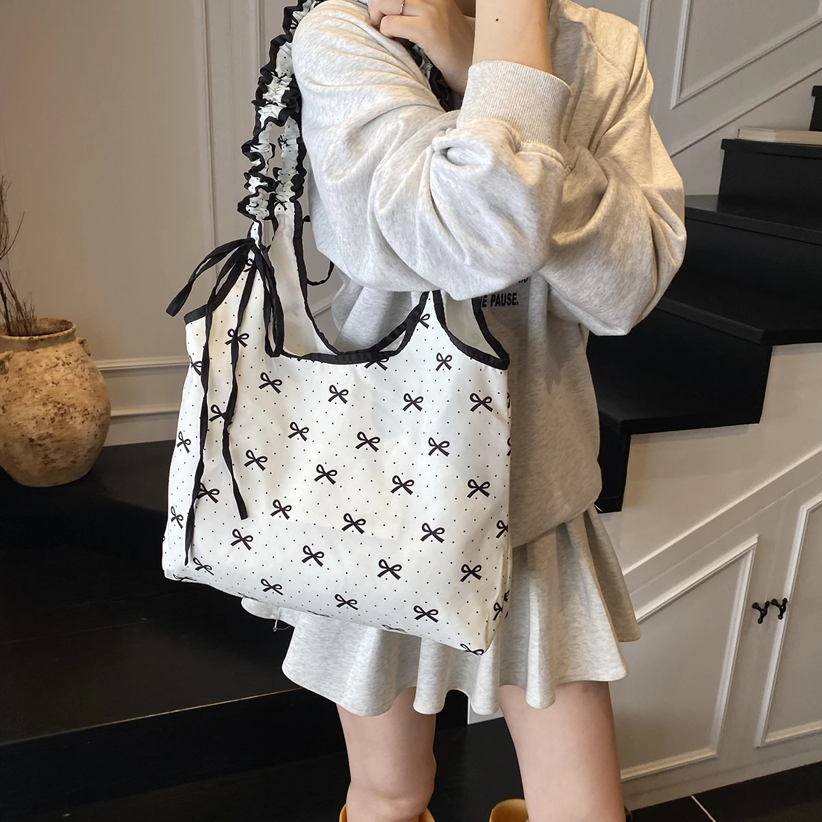 Trendy Large Capacity Women's Fashion Bow Canvas Single Shoulder Tote Bag Simple Casual Versatile Commuting Storage Bags
Trendy Large Capacity Women's Fashion Bow Canvas Single Shoulder Tote Bag Simple Casual Versatile Commuting Storage Bags