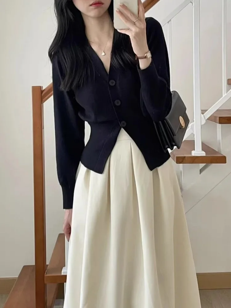 Black V-Neck Knitted Open Cardigan Women's Autumn Winter New Style Top Outerwear Irregular Waist-Cinching Short Sweater Jacket
Black V-Neck Knitted Open Cardigan Women's Autumn Winter New Style Top Outerwear Irregular Waist-Cinching Short Sweater Jacket