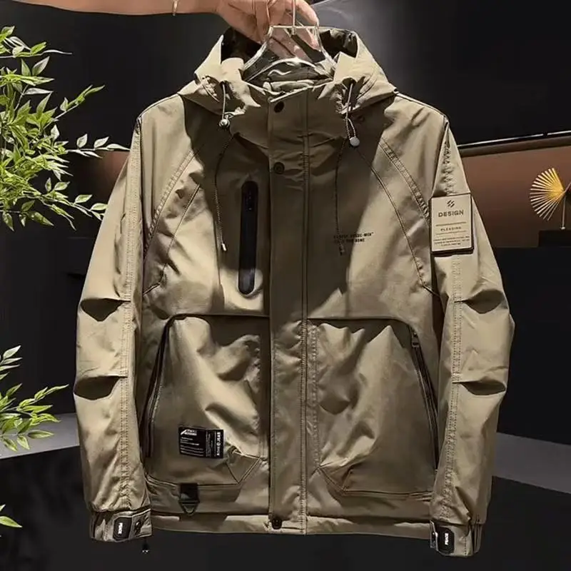 Мужская хлопковая куртка в американском ретро-стиле с капюшоном, осенне-зимняя, теплая, ветрозащитная, водонепроницаемая, рабочая одежда, молодежная модная куртка стандартного кроя
Мужская хлопковая куртка в американском ретро-стиле с капюшоном, осенне-зимняя, теплая, ветрозащитная, водонепроницаемая, рабочая одежда, молодежная модная куртка стандартного кроя