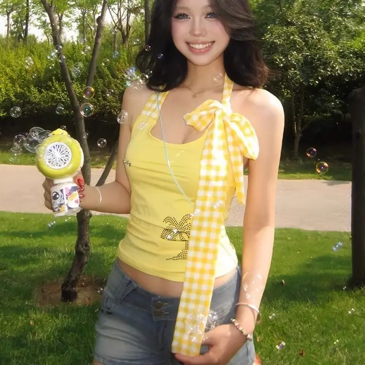 Майка женская, летняя, новая, высококачественная, с дизайном, в стиле Sweet Hot Girl, с температурой и бриллиантами, тонкий повседневный и универсальный топ с бантом
Майка женская, летняя, новая, высококачественная, с дизайном, в стиле Sweet Hot Girl, с температурой и бриллиантами, тонкий повседневный и универсальный топ с бантом