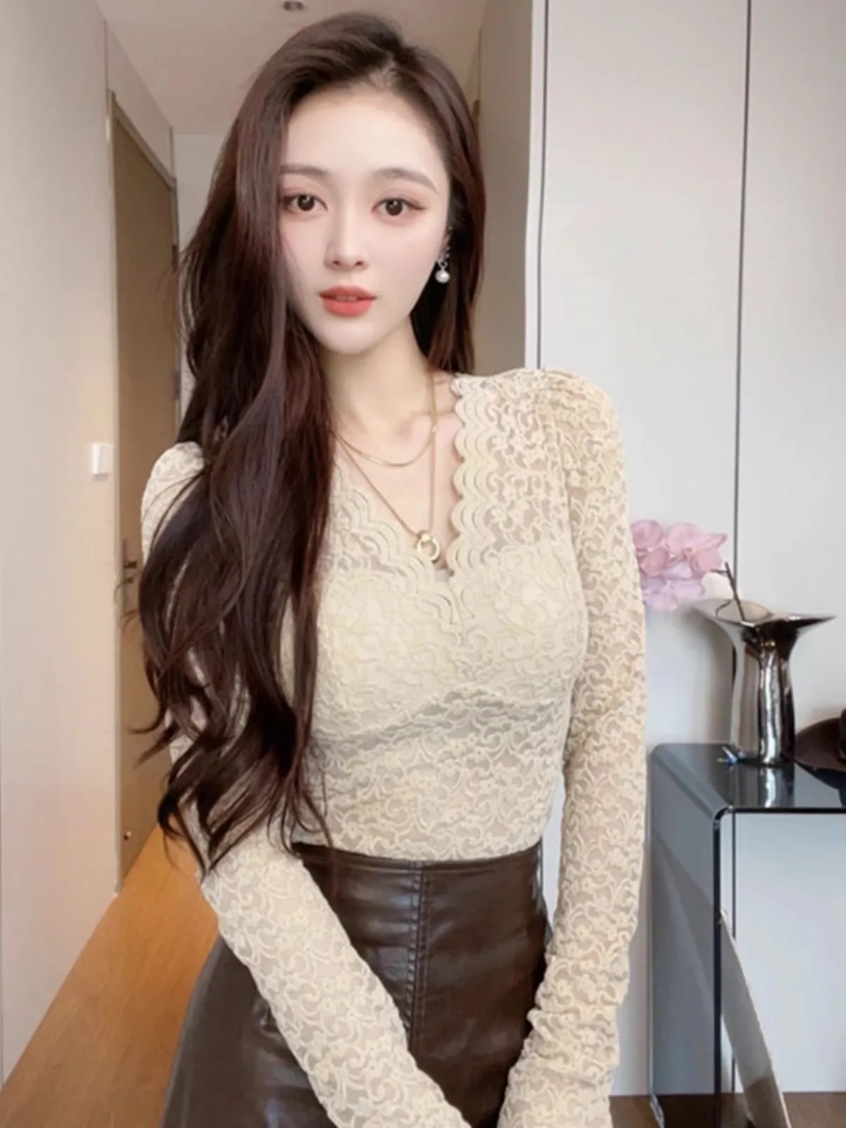 Элегантный женский топ с длинным рукавом и V-образным вырезом, кружевной, для ношения под одеждой, роскошный, чувственный, новинка 2024 года, осенне-зимняя мода, для повседневной носки
Элегантный женский топ с длинным рукавом и V-образным вырезом, кружевной, для ношения под одеждой, роскошный, чувственный, новинка 2024 года, осенне-зимняя мода, для повседневной носки