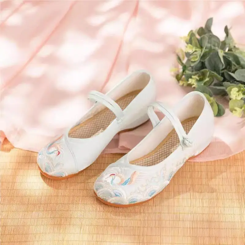 Elevated Hanfu Women's Shoes round Toe Slip-On Floral Embroidery Ethnic Style Beijing Old Shoes Fashionable Casual Footwear
Elevated Hanfu Women's Shoes round Toe Slip-On Floral Embroidery Ethnic Style Beijing Old Shoes Fashionable Casual Footwear