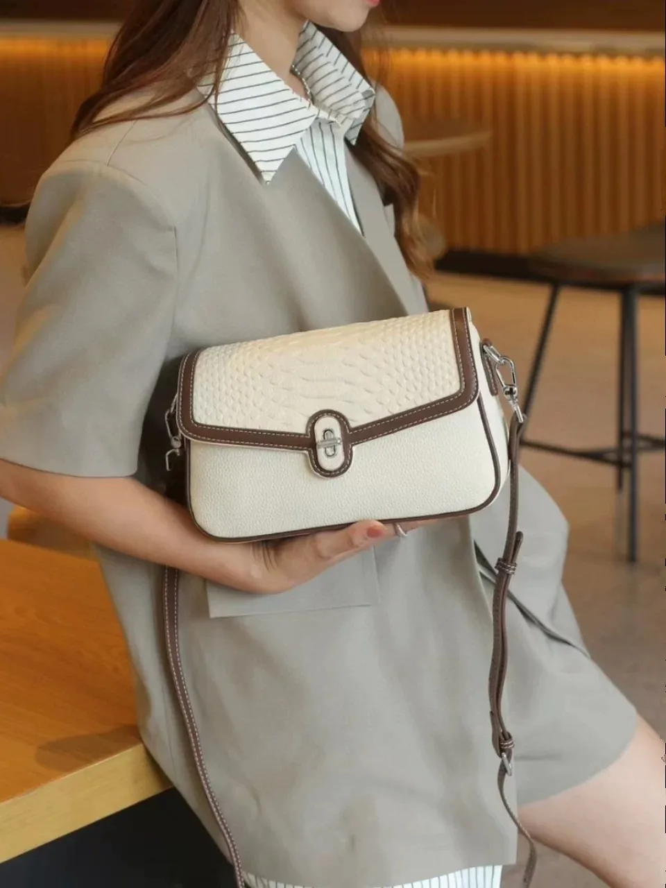 New women's handbag, stylish, versatile, chic, unique, high-end, top-grain cowhide, shoulder/crossbody bag
New women's handbag, stylish, versatile, chic, unique, high-end, top-grain cowhide, shoulder/crossbody bag