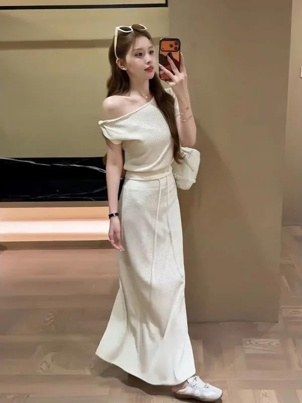 Elegant Unique Shoulder Bared Drawstring Half Skirt Two Piece Set Women's Fashion Summer Slimming Ensemble High Waist Long Skirt
Elegant Unique Shoulder Bared Drawstring Half Skirt Two Piece Set Women's Fashion Summer Slimming Ensemble High Waist Long Skirt