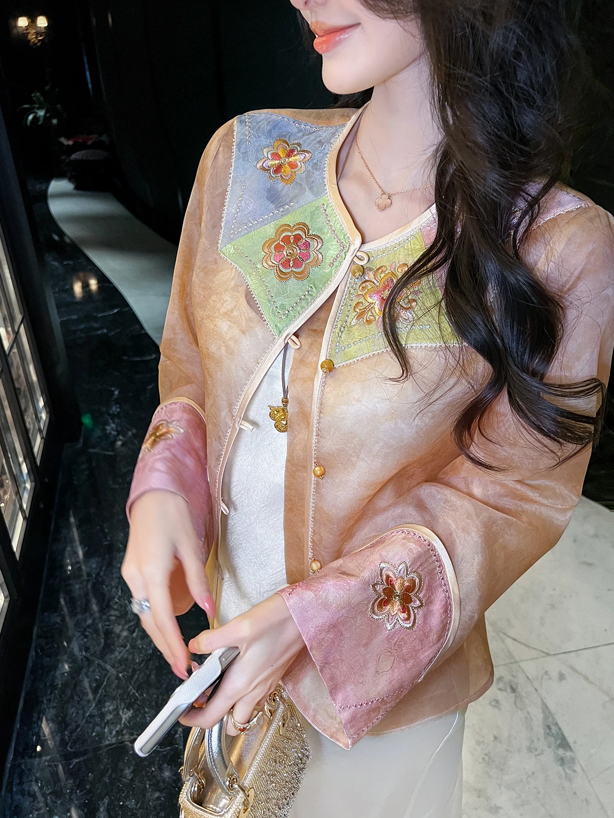 New Chinese Sle Silk Satin Embroidered ort Jaet Women's Spring Autumn New Model Translucent Top Loose Fit Long Sve
New Chinese Sle Silk Satin Embroidered ort Jaet Women's Spring Autumn New Model Translucent Top Loose Fit Long Sve