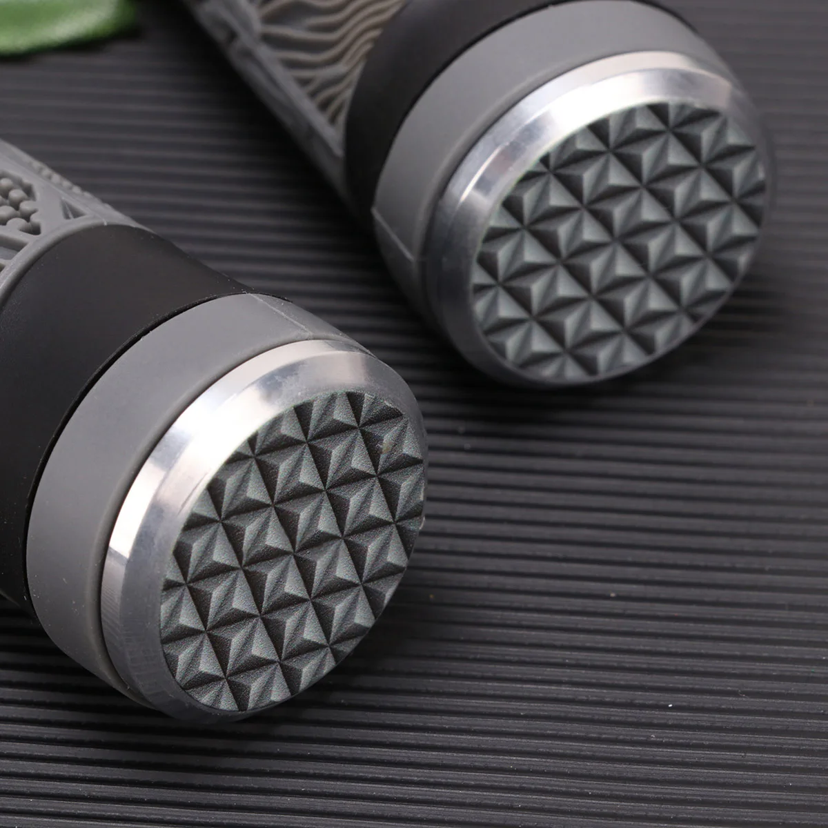 1 Pair Colored Bicycle Handlebar Cover Skid-Proof Cycling Grips Silicone Handlebar Ends For Mountain Bike Road Rainy Weather Use 
1 Pair Colored Bicycle Handlebar Cover Skid-Proof Cycling Grips Silicone Handlebar Ends For Mountain Bike Road Rainy Weather Use