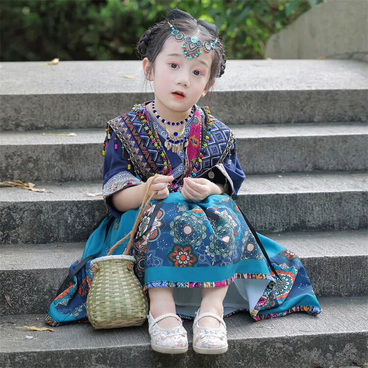 Girls' Miao Jiang Princess Hanfu Autumn 2023 New Children's Exotic Style Retro Ethnic Three Piece Set Printing Longuette Princes
Girls' Miao Jiang Princess Hanfu Autumn 2023 New Children's Exotic Style Retro Ethnic Three Piece Set Printing Longuette Princes