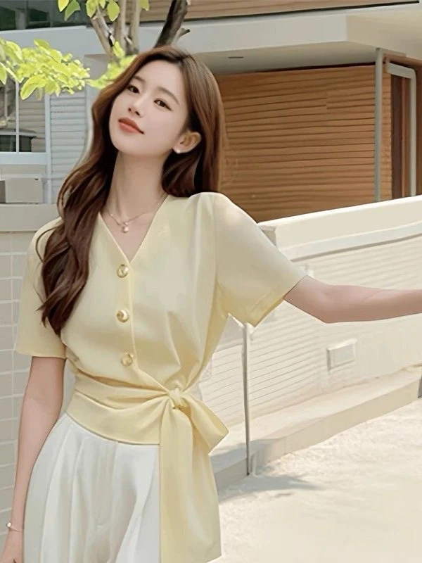 Yellow V-ne ort Sve Unregular Design Sense Summer New 2025 Women's irt oulder Strap Loose Sle Commute Faion
Yellow V-ne ort Sve Unregular Design Sense Summer New 2025 Women's irt oulder Strap Loose Sle Commute Faion