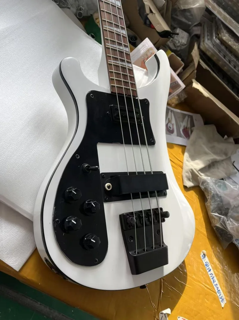 White 4-string backhand bass, rosewood fingerboard, black hardware and pickpocket, made by a professional team, free delivery
White 4-string backhand bass, rosewood fingerboard, black hardware and pickpocket, made by a professional team, free delivery