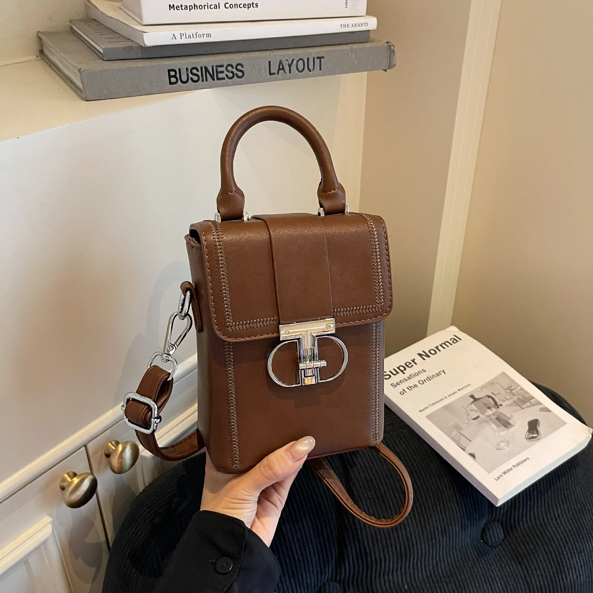 Осенне-зимняя женская сумка через плечо для телефона, мини-сумка на плечо с верхней ручкой, легкая сумка «день-ночь» для ежедневного использования
Осенне-зимняя женская сумка через плечо для телефона, мини-сумка на плечо с верхней ручкой, легкая сумка «день-ночь» для ежедневного использования