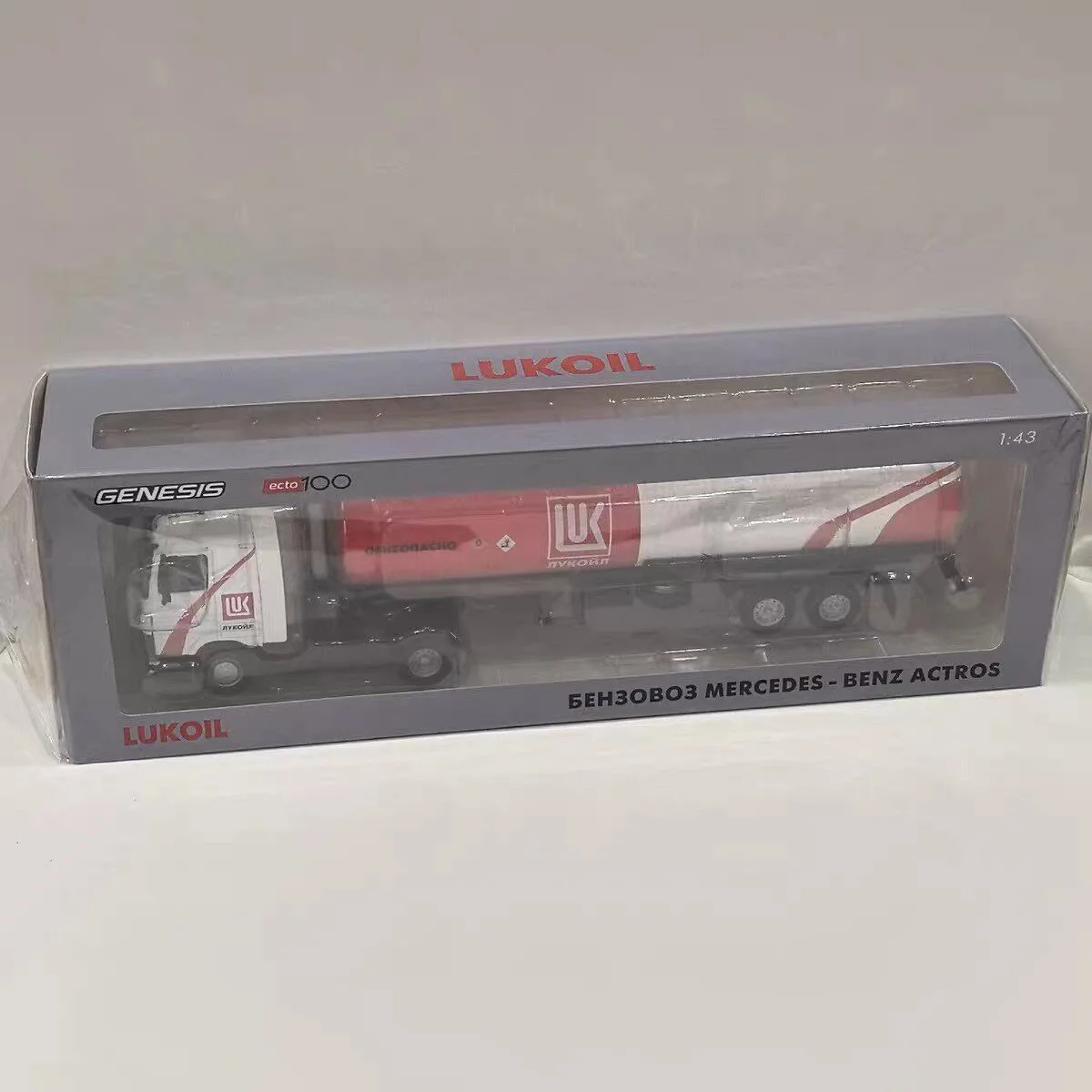 There Are Adhesive Marks on The Tail Diecast IXO 1/43 Scale BENZ ACTROS Oil Tank Car L2 Alloy Car Model
There Are Adhesive Marks on The Tail Diecast IXO 1/43 Scale BENZ ACTROS Oil Tank Car L2 Alloy Car Model