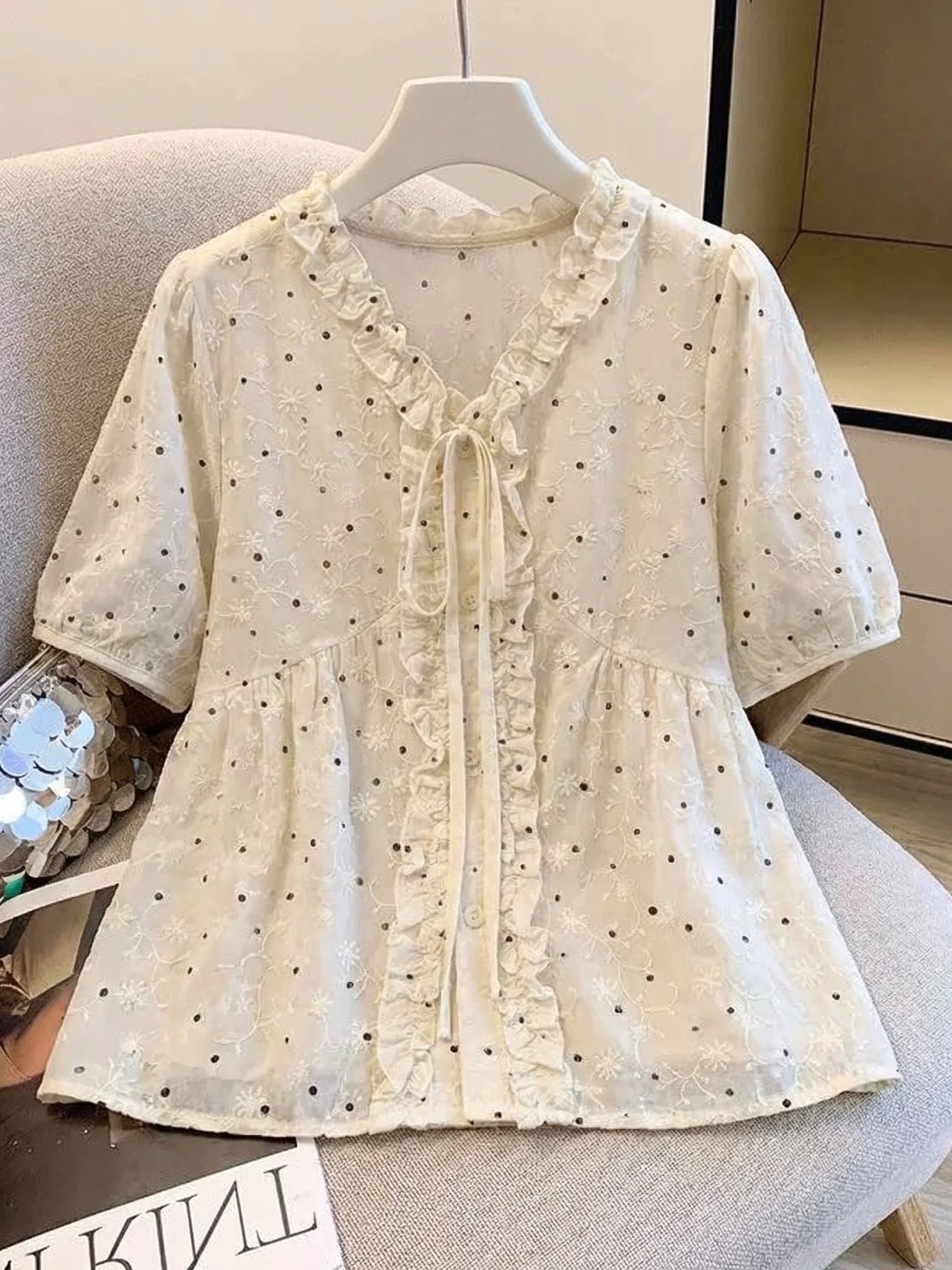 Summer New Style Polka Dot Wooden Shoulder Short Sleeve Women's Shirt Korean Version Loose Fit V-Neck Commute Wind
Summer New Style Polka Dot Wooden Shoulder Short Sleeve Women's Shirt Korean Version Loose Fit V-Neck Commute Wind