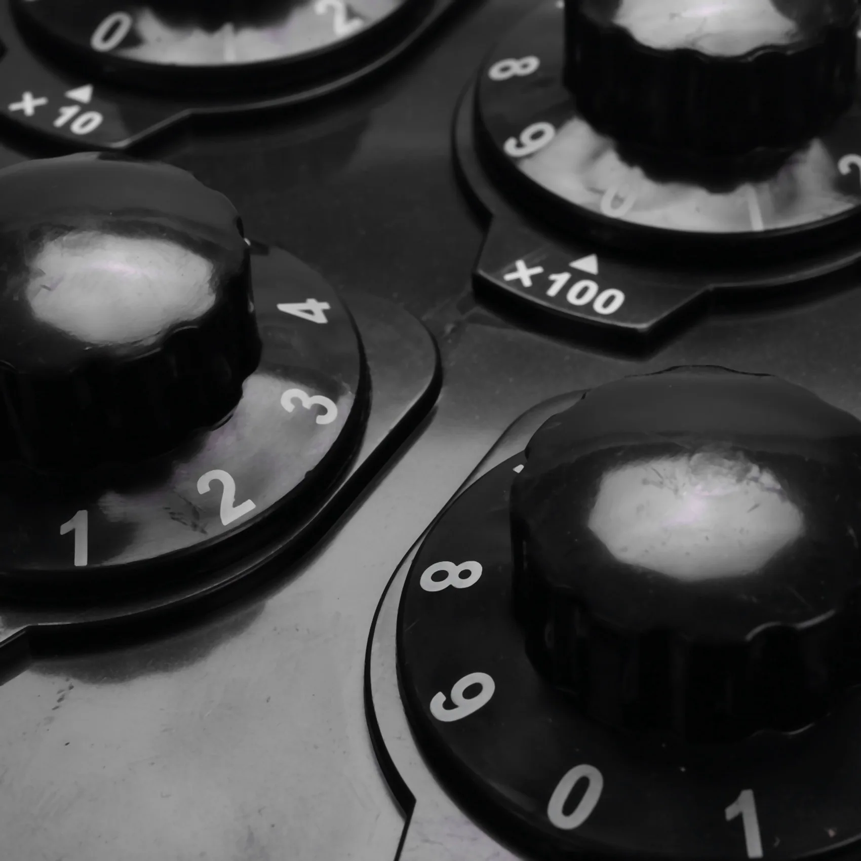 A37T-2X Black Resistance Box Iron Variable Decade Resistor Resistance Box 0-9999.9 Ohm 165X125x60mm Forphysical Teaching
A37T-2X Black Resistance Box Iron Variable Decade Resistor Resistance Box 0-9999.9 Ohm 165X125x60mm Forphysical Teaching