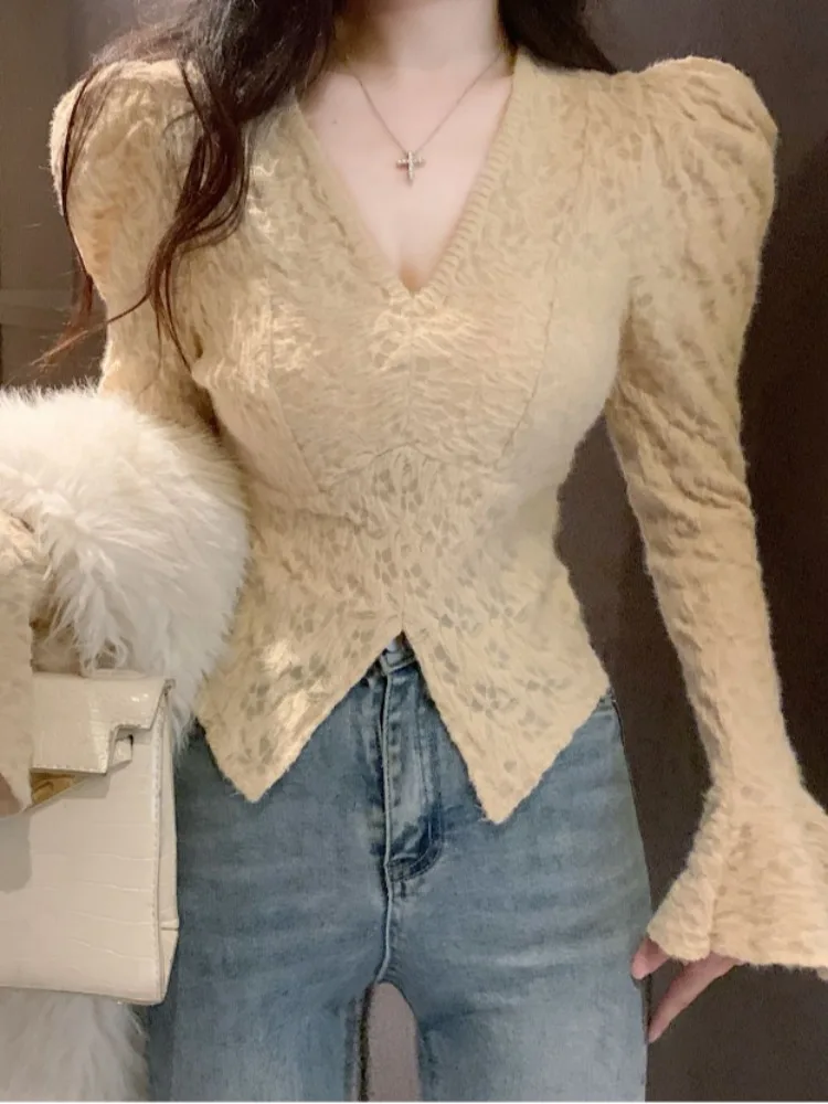 Korean Style Lace Shirt Women's Slim Fit Base Layer V Neck Bubble Sleeve Waist Inward Top Autumn Winter New Arrival
Korean Style Lace Shirt Women's Slim Fit Base Layer V Neck Bubble Sleeve Waist Inward Top Autumn Winter New Arrival