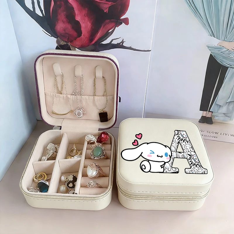 26 букв Cinnamoroll женский органайзер для ювелирных изделий дорожный футляр для ювелирных изделий портативная шкатулка для хранения ювелирных изделий органайзер держатель для сережек
26 букв Cinnamoroll женский органайзер для ювелирных изделий дорожный футляр для ювелирных изделий портативная шкатулка для хранения ювелирных изделий органайзер держатель для сережек