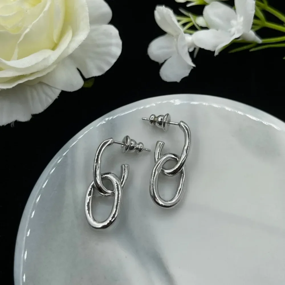 2025 новые роскошные серьги, элегантные темпераментные серьги, женские изысканный вкус, шикарные ювелирные изделия премиум-класса
2025 новые роскошные серьги, элегантные темпераментные серьги, женские изысканный вкус, шикарные ювелирные изделия премиум-класса