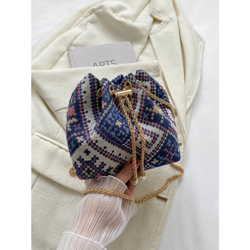 Fashion Colorblocked Chain Strap Mini Bucket Crossbody Bag
Fashion Colorblocked Chain Strap Mini Bucket Crossbody Bag