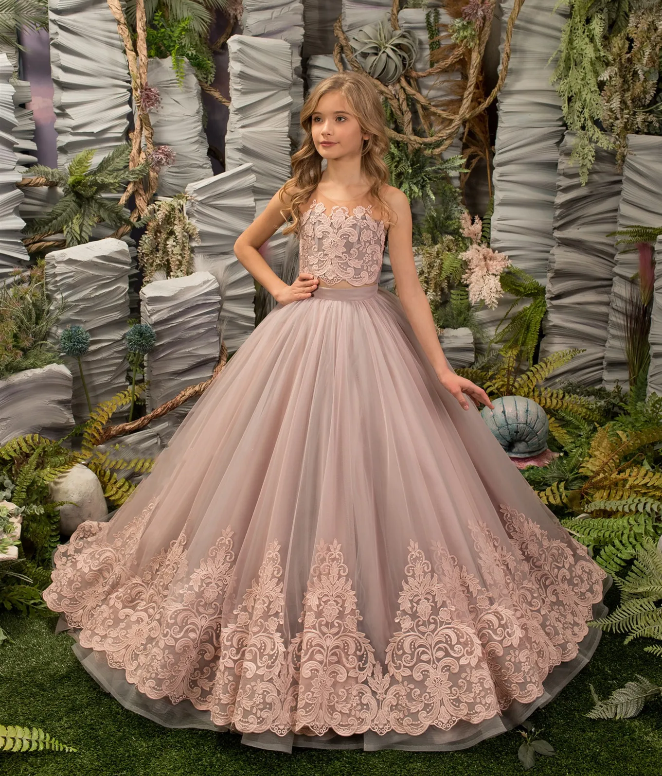 New Two Pieces Flower Girl Dresses Sheer Neck Princess Dress Tulle Lace Appliques Girls First Communion Dress Prom Dress
New Two Pieces Flower Girl Dresses Sheer Neck Princess Dress Tulle Lace Appliques Girls First Communion Dress Prom Dress