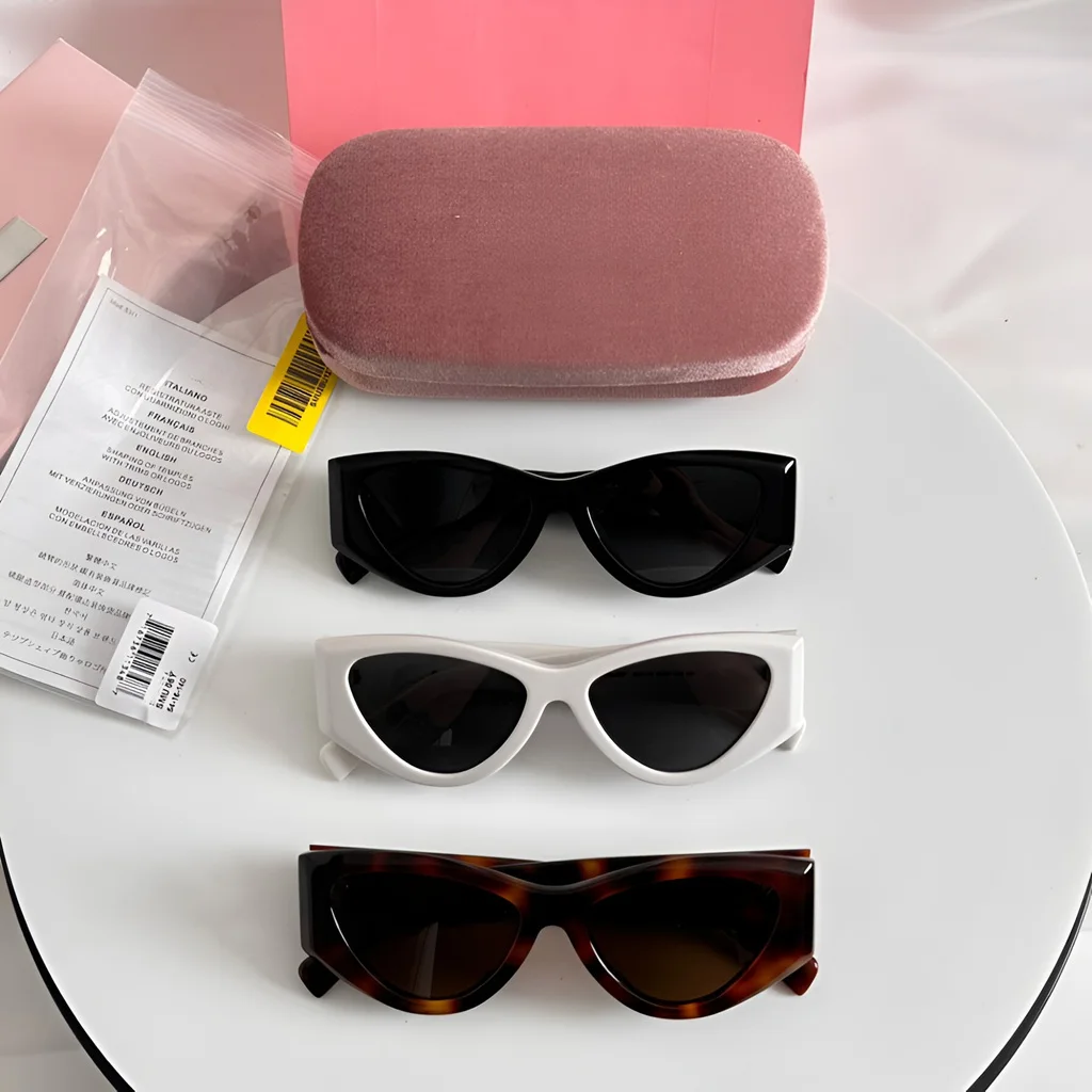 Fashionable Trendy Sunglasses in Classic Colors with UV Protection Chic Eyewear Accessory for All - Season Wear
Fashionable Trendy Sunglasses in Classic Colors with UV Protection Chic Eyewear Accessory for All - Season Wear