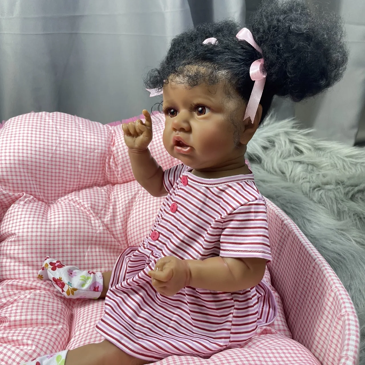 55CM Reborn Saskia African American Doll Full Vinyl Body Girl Washable Hand-rooted Hair Dark Skin Baby Doll For Kids Gift
55CM Reborn Saskia African American Doll Full Vinyl Body Girl Washable Hand-rooted Hair Dark Skin Baby Doll For Kids Gift