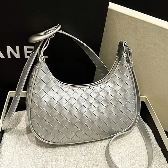 Fashion Knitted Women's Messenger Bag, Brand New Style, Multi-functional Shoulder Bag, High-end Retro Underarm Bag
Fashion Knitted Women's Messenger Bag, Brand New Style, Multi-functional Shoulder Bag, High-end Retro Underarm Bag