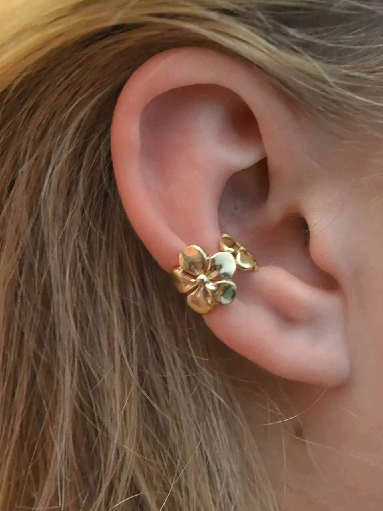 Stainless steel flower ear clips, waterproof, high-quality women's jewelry suitable for daily wear, vacations, seaside, etc.
Stainless steel flower ear clips, waterproof, high-quality women's jewelry suitable for daily wear, vacations, seaside, etc.