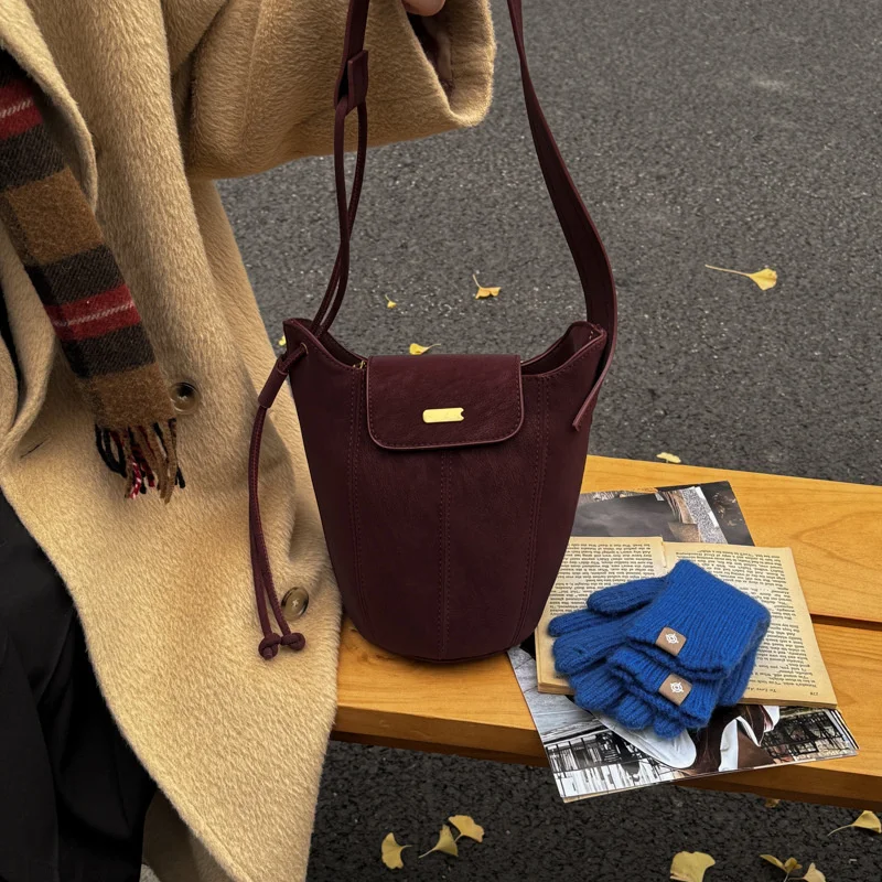 Ретро-сумка через плечо из замши, разноцветная, простая, универсальная, для повседневного использования, маленькая сумка для поездок на работу.
Ретро-сумка через плечо из замши, разноцветная, простая, универсальная, для повседневного использования, маленькая сумка для поездок на работу.