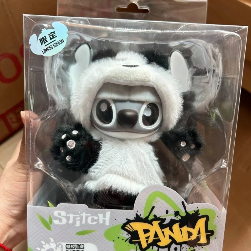 Горячая оригинальная виниловая игрушка Limit Stitch, версия панды, китайская область, ограниченная аниме-фигурка, подвижный настольный орнамент, брелок
Горячая оригинальная виниловая игрушка Limit Stitch, версия панды, китайская область, ограниченная аниме-фигурка, подвижный настольный орнамент, брелок