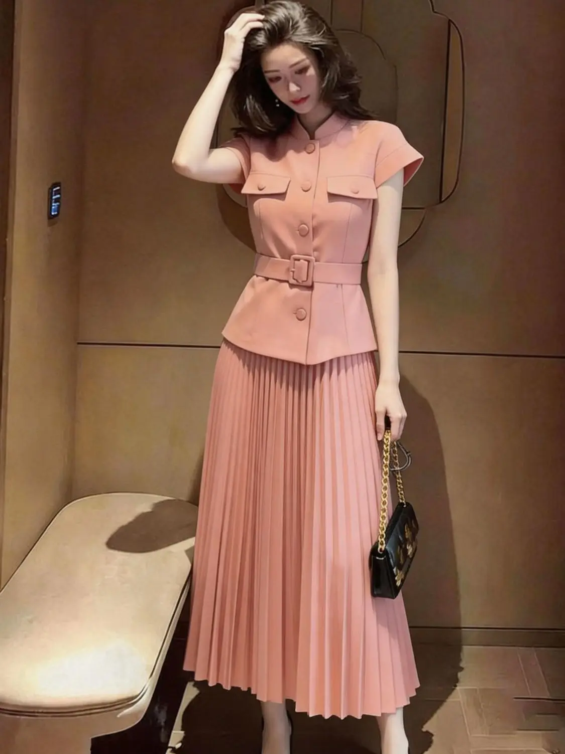 2026 Summer Pink Vest Two-piece Set with a High-end and Fashionable Style Pleated Skirt Two-piece Set
2026 Summer Pink Vest Two-piece Set with a High-end and Fashionable Style Pleated Skirt Two-piece Set