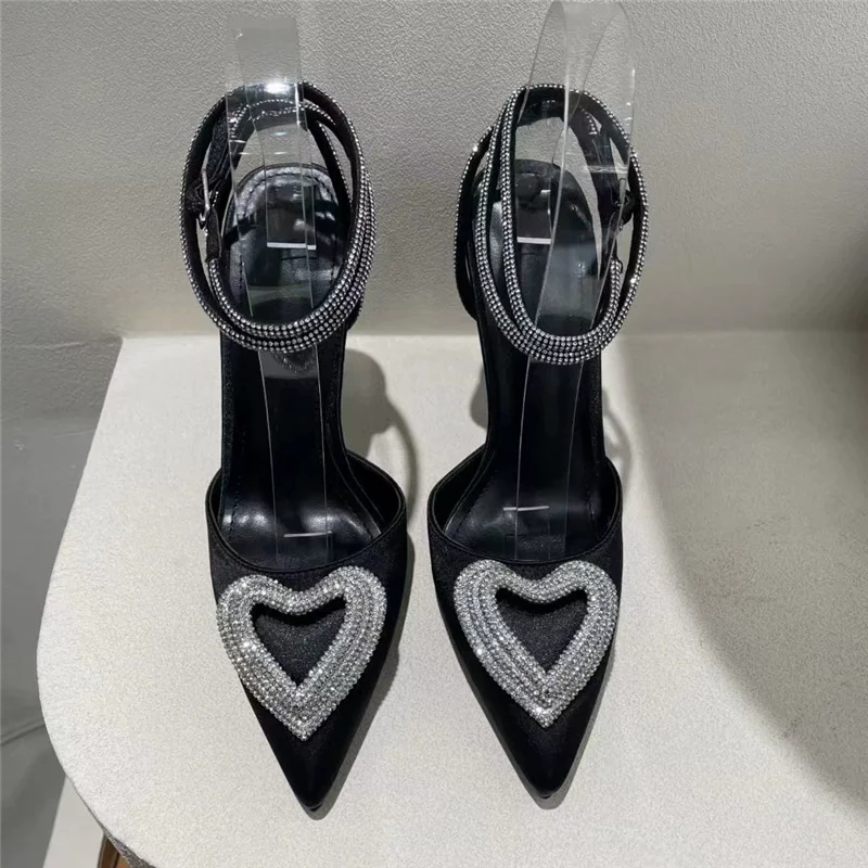 Весенне-летние новые туфли-босоножки с острым носком, украшенные стразами в форме сердца, из атласа, для банкетов, на тонком высоком каблуке, женские.
Весенне-летние новые туфли-босоножки с острым носком, украшенные стразами в форме сердца, из атласа, для банкетов, на тонком высоком каблуке, женские.