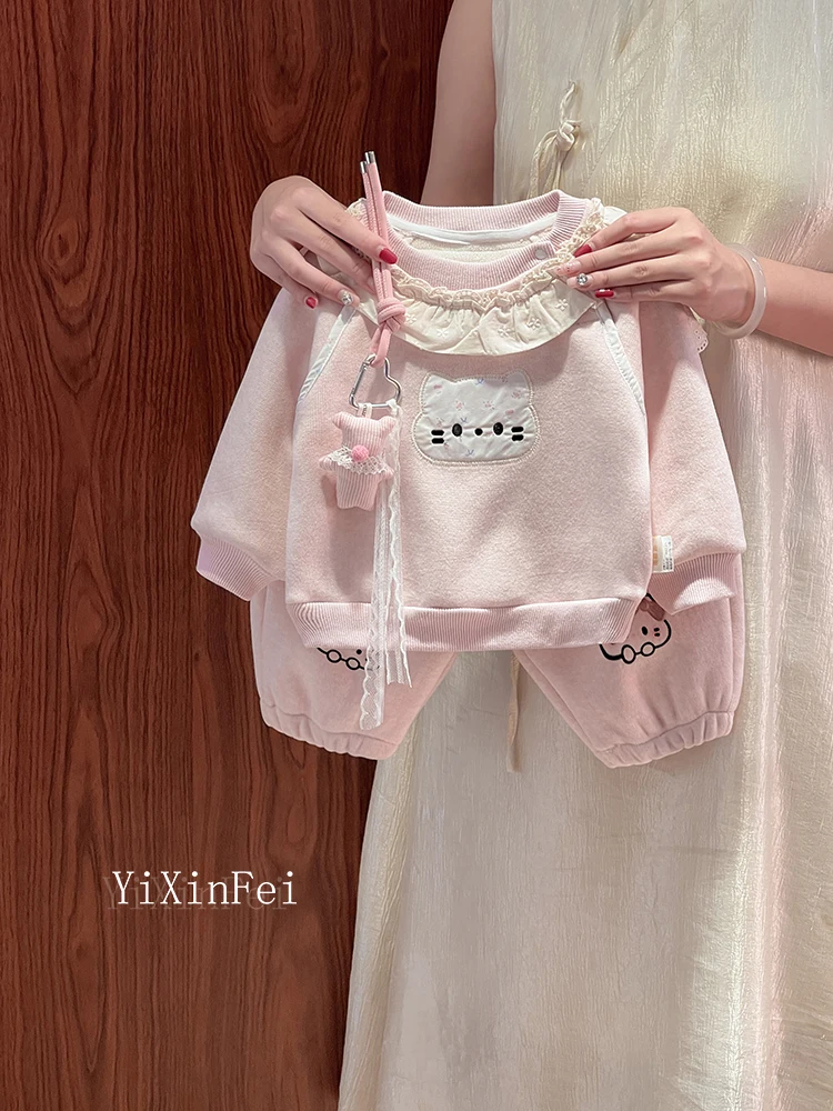 Комплект детской зимней одежды для девочек: утепленный костюм из двух предметов (толстовка с капюшоном и брюки)
Комплект детской зимней одежды для девочек: утепленный костюм из двух предметов (толстовка с капюшоном и брюки)