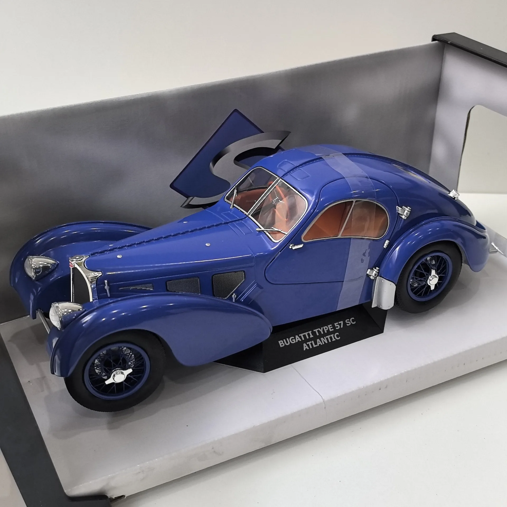 Diecast SOLIDO 1/18 Scale BUGATTI TYPE 57 SC ATLANTIC Bugatti Alloy Car Model Collectible Toy Gift Souvenir Display Ornament
Diecast SOLIDO 1/18 Scale BUGATTI TYPE 57 SC ATLANTIC Bugatti Alloy Car Model Collectible Toy Gift Souvenir Display Ornament