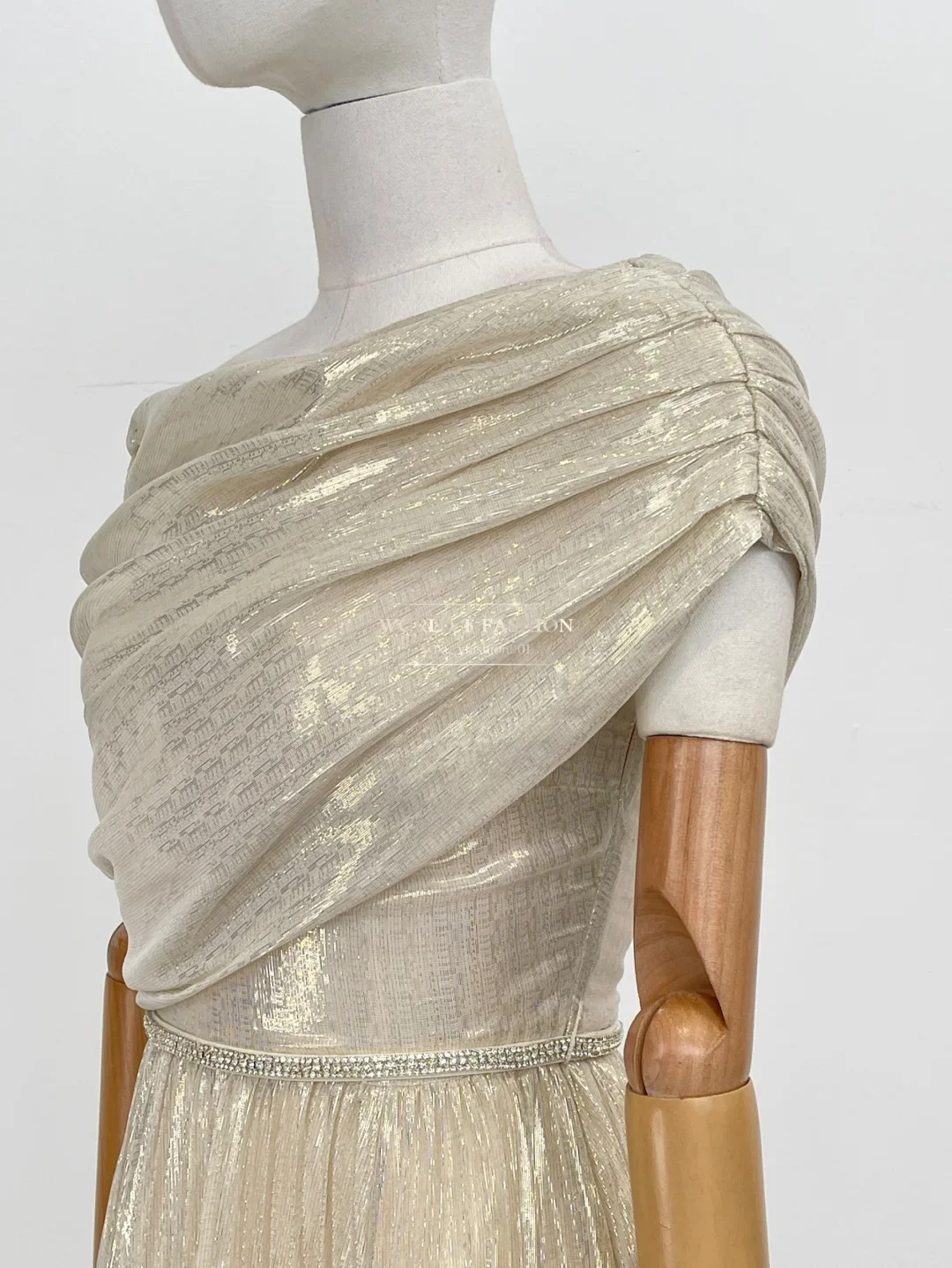 Высочайшее качество, красивое новое элегантное женское бежевое платье макси без рукавов с наклонными плечами для вечеринки
Высочайшее качество, красивое новое элегантное женское бежевое платье макси без рукавов с наклонными плечами для вечеринки