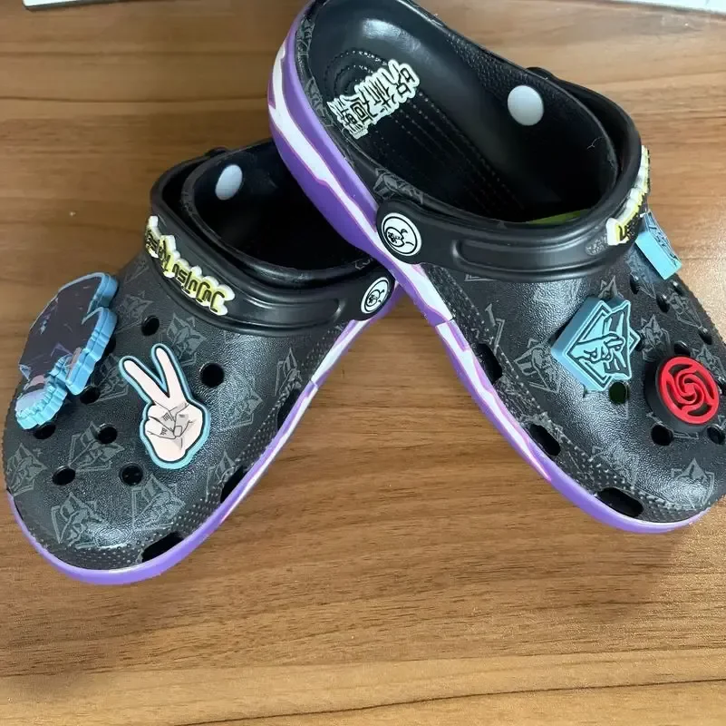 Hot Selling Jujutsu Kaisen Anime Gojo Satoru Slippers Outdoor Anti Slip Leisure Beach Hole Shoes Baotou Slippers Birthday Gifts
Hot Selling Jujutsu Kaisen Anime Gojo Satoru Slippers Outdoor Anti Slip Leisure Beach Hole Shoes Baotou Slippers Birthday Gifts