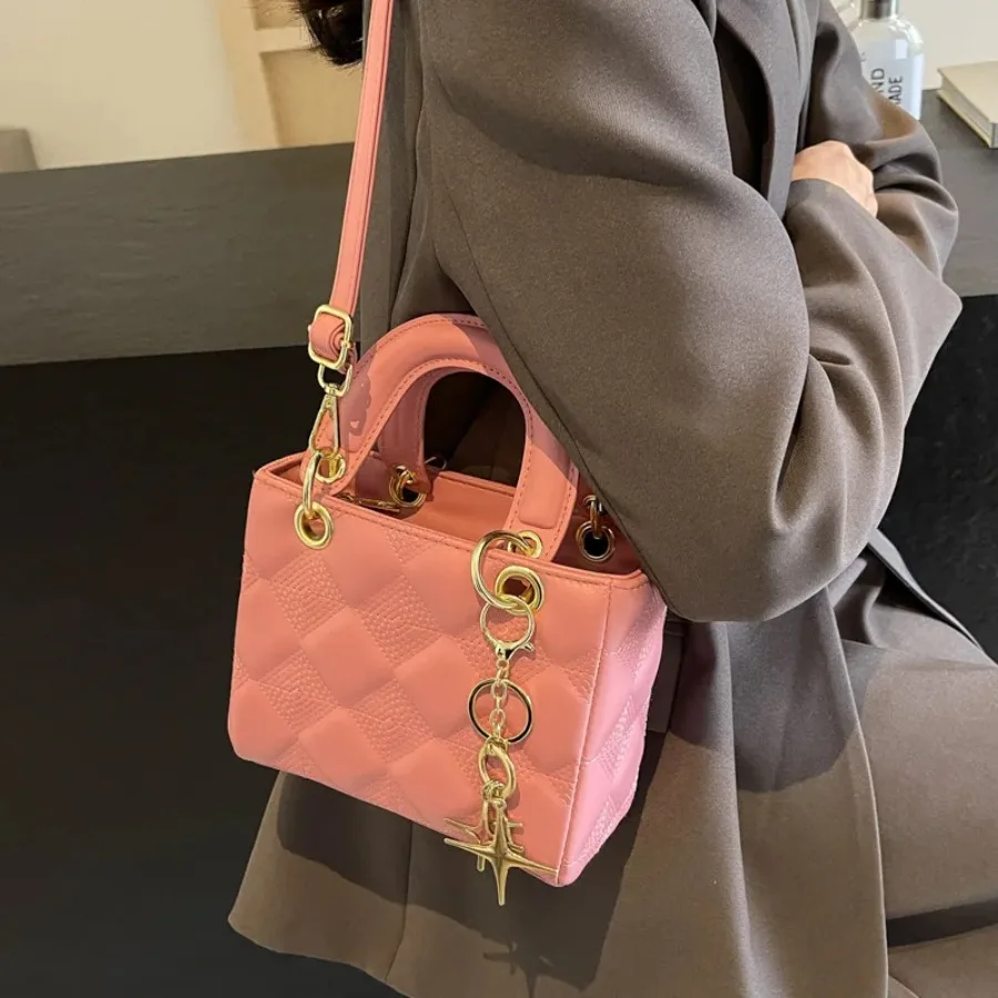 Summer new fashion advanced niche design women's bag popular generous versatile simple celebrity crossbody bag fashion handbag
Summer new fashion advanced niche design women's bag popular generous versatile simple celebrity crossbody bag fashion handbag