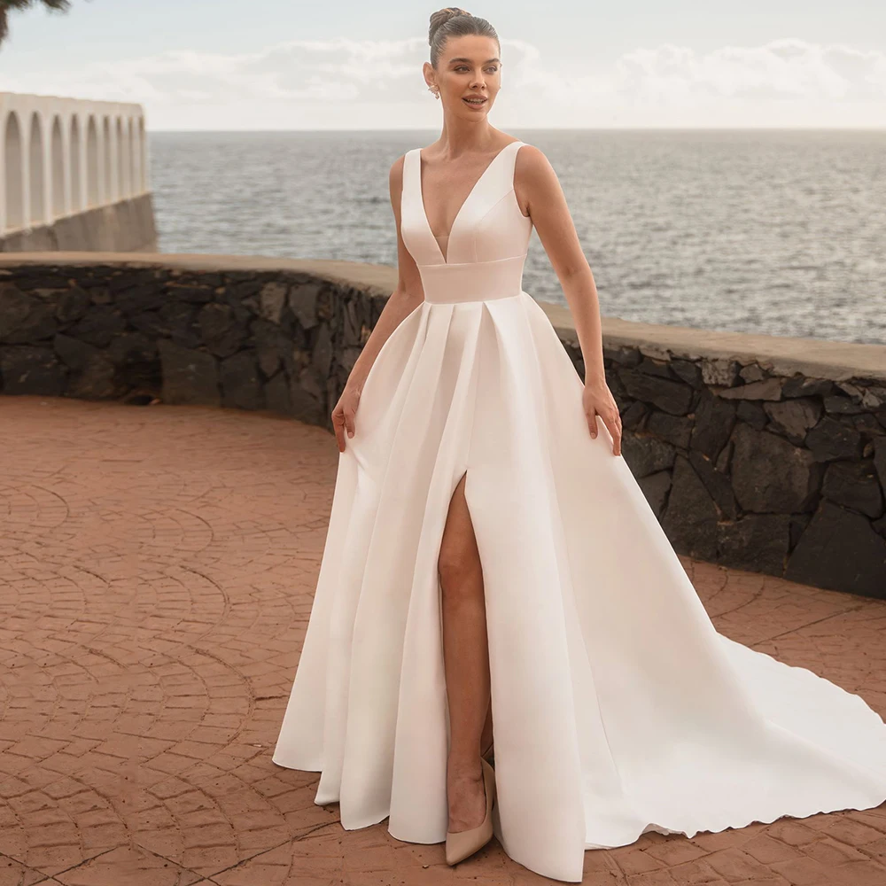 Glamorous Deep V Neck Satin Ball Gown Wedding Dress with Side Slit Simple Women Customized Chapel Train Sleeveless Bridal Gowns
Glamorous Deep V Neck Satin Ball Gown Wedding Dress with Side Slit Simple Women Customized Chapel Train Sleeveless Bridal Gowns