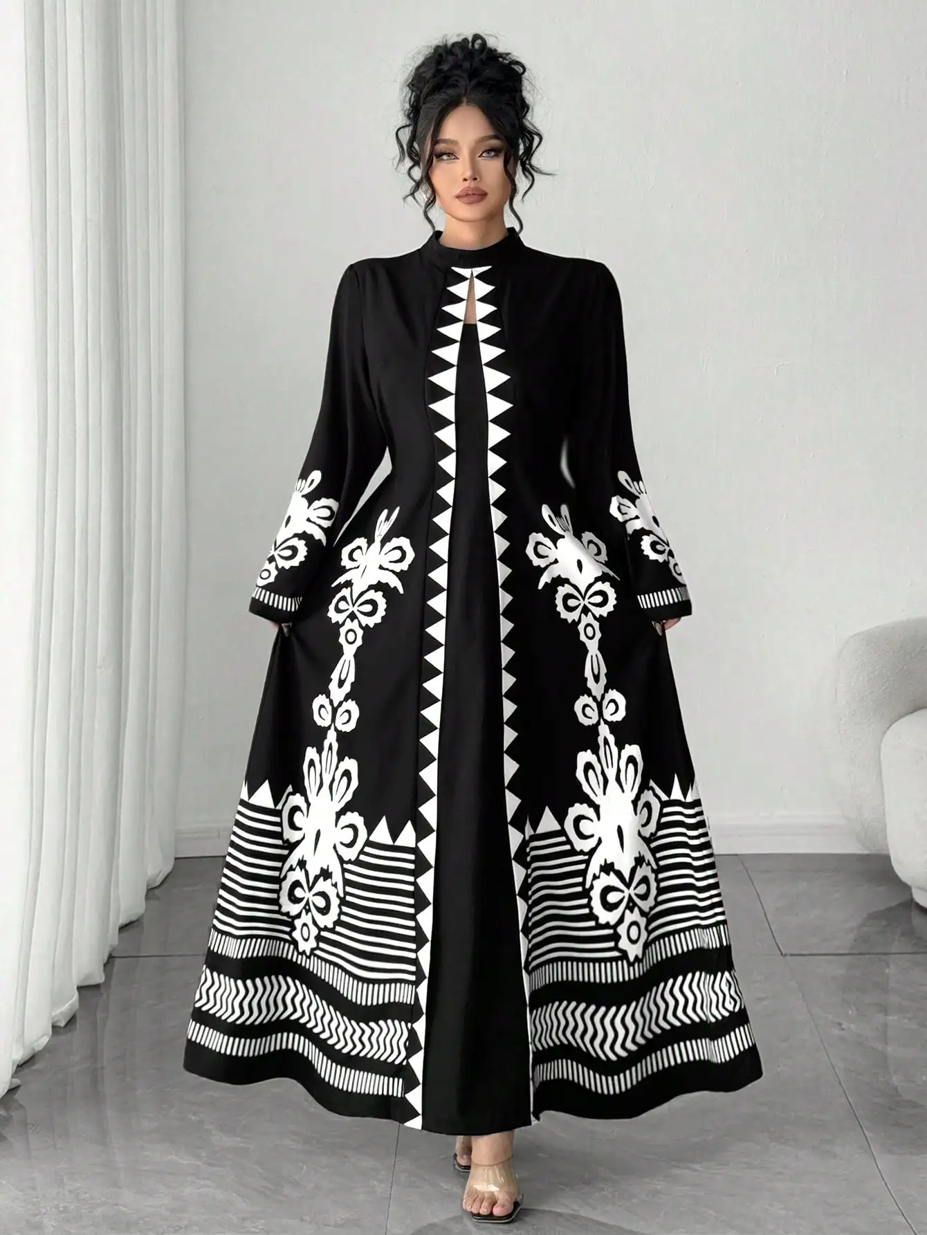 Черно-белое геометрическое цветочное платье макси с высоким воротником и расклешенными рукавами
Черно-белое геометрическое цветочное платье макси с высоким воротником и расклешенными рукавами
