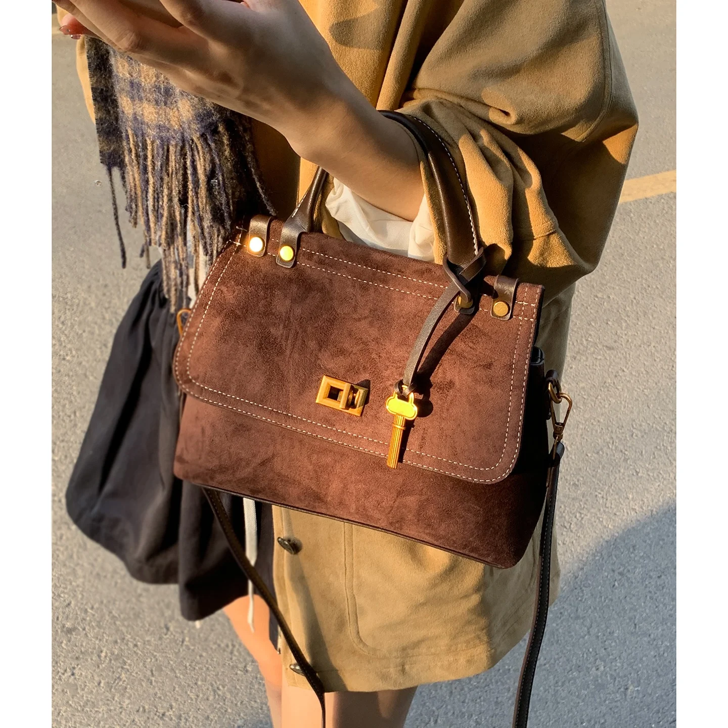 Ретро-сумка из замши для женщин, новинка 2025 года, модная высококачественная сумка-тоут с большой вместимостью, платиновая сумка с мягкой ручкой
Ретро-сумка из замши для женщин, новинка 2025 года, модная высококачественная сумка-тоут с большой вместимостью, платиновая сумка с мягкой ручкой