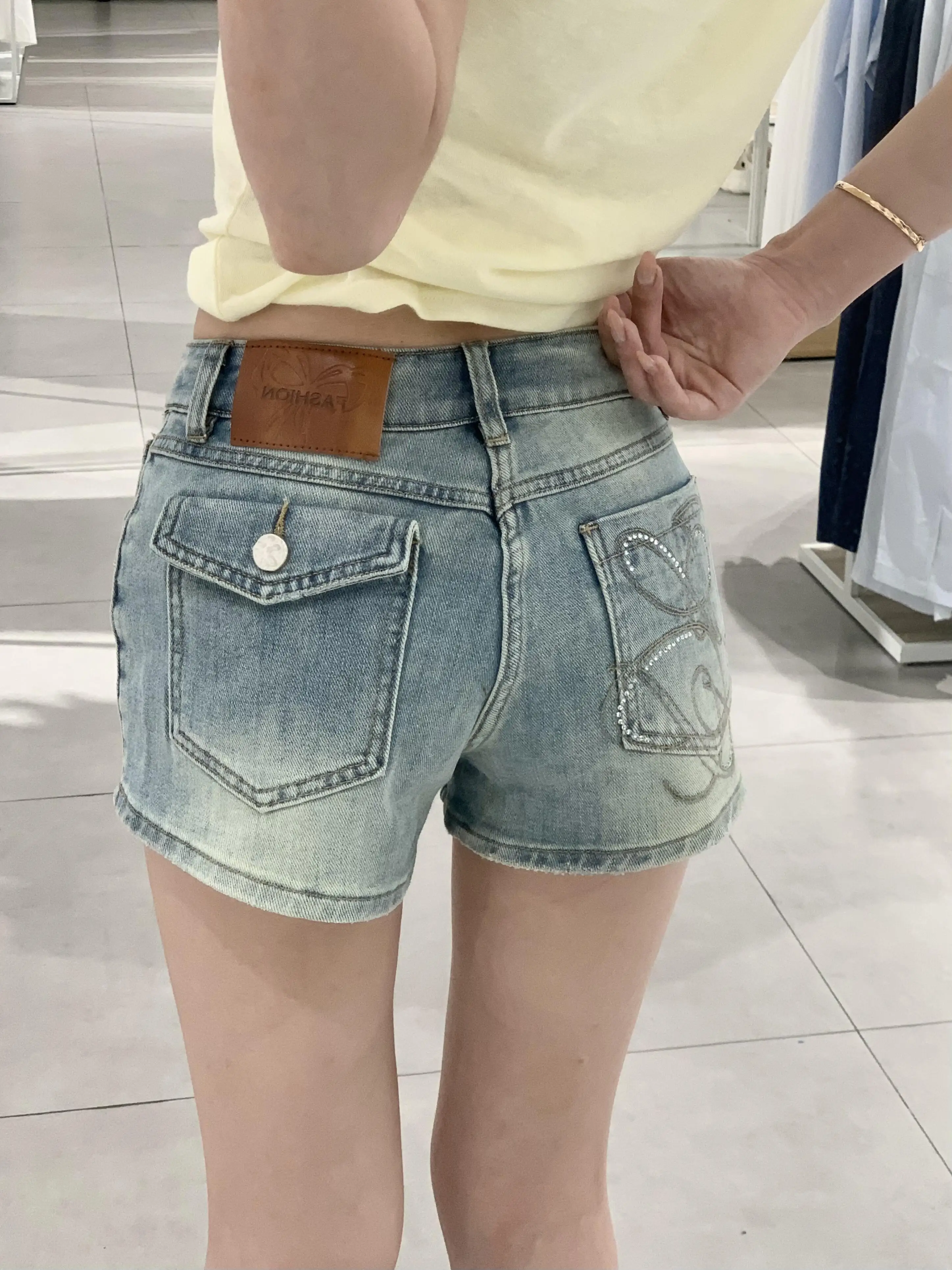 Stunning Diamond Embellished Denim Shorts Women's A-Line Slimming Hot Pants Summer New Arrival Straight Leg Natural Waist
Stunning Diamond Embellished Denim Shorts Women's A-Line Slimming Hot Pants Summer New Arrival Straight Leg Natural Waist