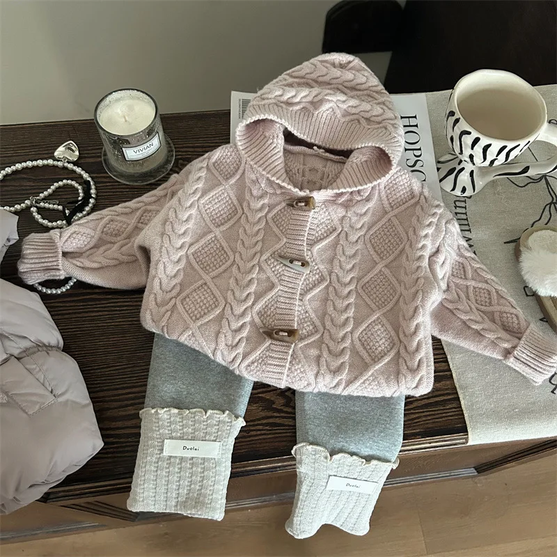 Korean Children's Clothing 2024 New Winter Girls' Cow Horn Button Sweater Cardigan Children's Gray Velvet Leggings Set
Korean Children's Clothing 2024 New Winter Girls' Cow Horn Button Sweater Cardigan Children's Gray Velvet Leggings Set