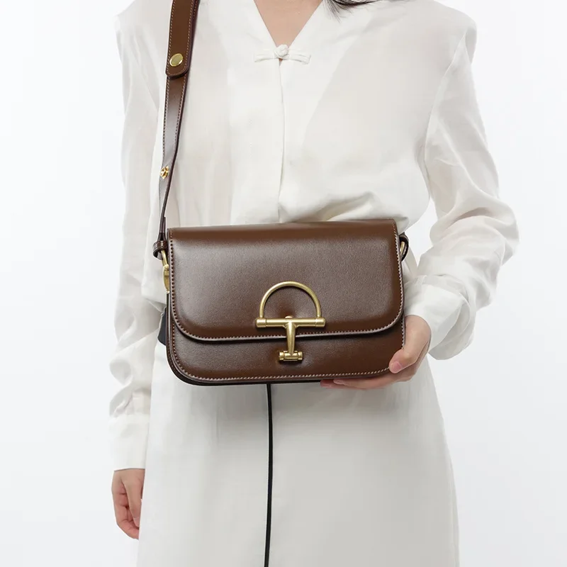 Simple Vintage Diaper Bag Ladies Leather Clutch Handbag Trendy Letter Logo Crossbody Commuter Bag High End Unique
Simple Vintage Diaper Bag Ladies Leather Clutch Handbag Trendy Letter Logo Crossbody Commuter Bag High End Unique